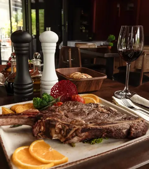 Tomahawk e tymosur me verë të kuqe në sallën e Maple